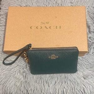 NIB Coach forest Green Wristlet with Gold Accents and 2 charms